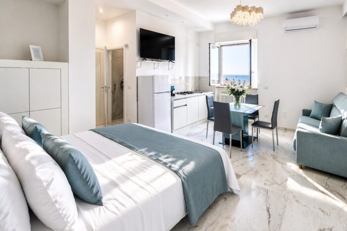 Appartamento White Loft a Gallipoli con open space luminoso, letto matrimoniale, cucina moderna e zona living elegante by Symphonya Luxury Holiday Rentals